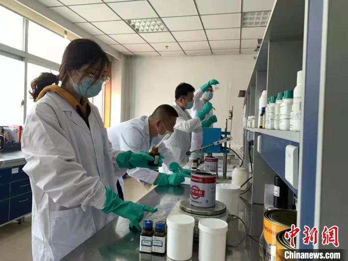 圖為肖菲(前一)帶領(lǐng)團隊研發(fā)水性涂料。(資料圖) 受訪者供圖