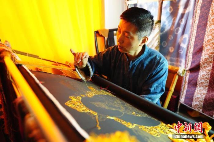 系統(tǒng)性挖掘整理古代敦煌刺繡，是甘肅天水市級非遺代表性項目武山刺繡代表性傳承人劉云帆這兩年最緊要的工作之一。圖為劉云帆在創(chuàng)作富含敦煌刺繡元素的作品。 中新社發(fā) 謝秉錫 攝 
