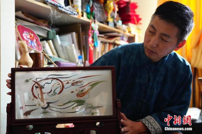 圖為劉云帆展示敦煌元素的刺繡作品。 中新社發(fā) 謝秉錫 攝