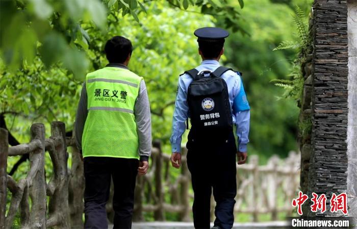 圖為民警背警務小包在轄區(qū)景區(qū)開展工作。(資料圖) 甘肅省公安廳供圖