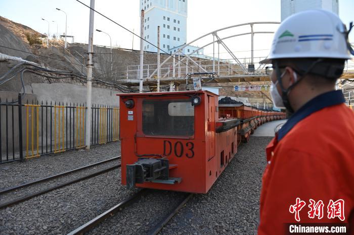 圖為工作人員正在觀察車輛運行情況?！±顏嘄?攝