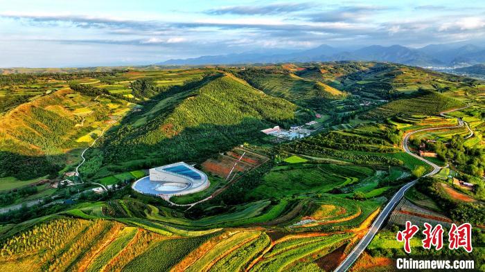 航拍視角下的樺林古動物化石埋藏原址館。該館位于臨夏州和政縣。(資料圖) 和政宣傳部供圖