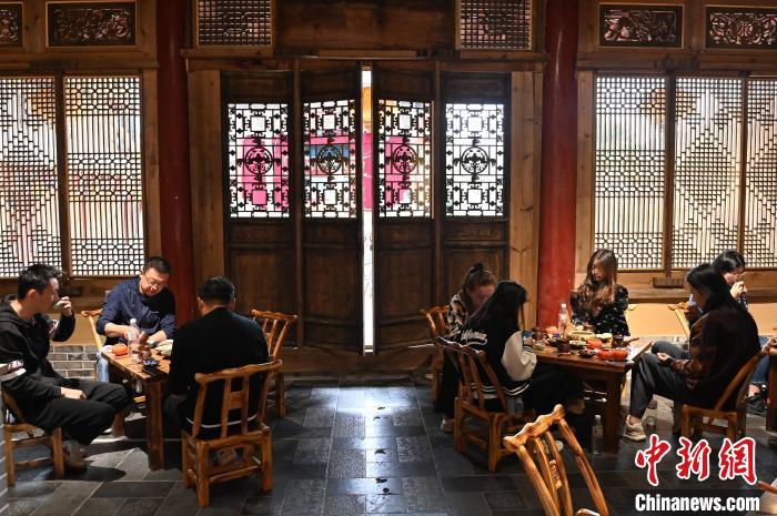 圖為甘肅天水市秦州區(qū)平南鎮(zhèn)蘇灣村民俗莊園內(nèi)的“圍爐煮茶”網(wǎng)紅打卡點(diǎn)。(資料圖) 李亞龍 攝