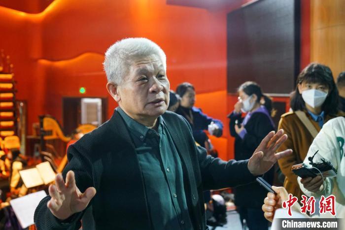 該劇導(dǎo)演蔣力向媒體介紹相關(guān)情況。　丁思 攝