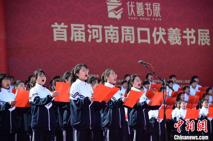 圖為學(xué)生們在開幕式上誦讀經(jīng)典?！×赫赵?攝