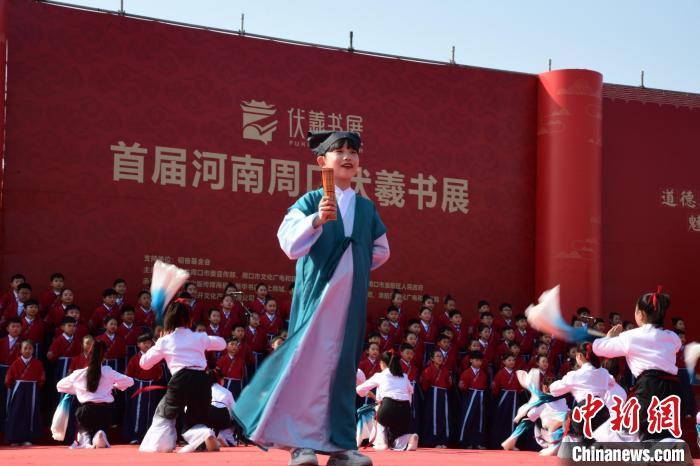 圖為學(xué)生們在開幕式上誦讀經(jīng)典?！×赫赵?攝