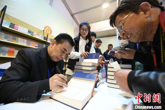 圖為作家王躍文現(xiàn)場簽名售書?！×赫赵?攝