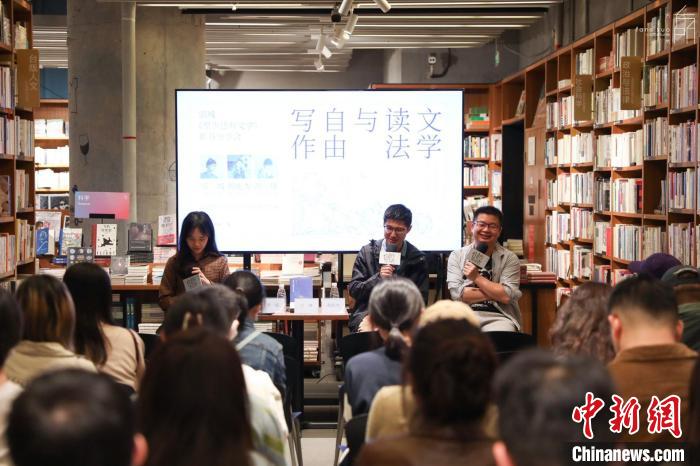 《至少還有文學(xué)》推出：在今天，我們?yōu)槭裁催€需要文學(xué)？