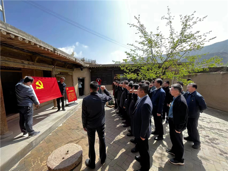 圖為臨夏州紀(jì)委監(jiān)委組織黨員干部在東鄉(xiāng)縣布塄溝黨史教育基地開展革命教育活動，賡續(xù)紅色血脈、汲取奮進(jìn)力量、激發(fā)干事熱情。.png