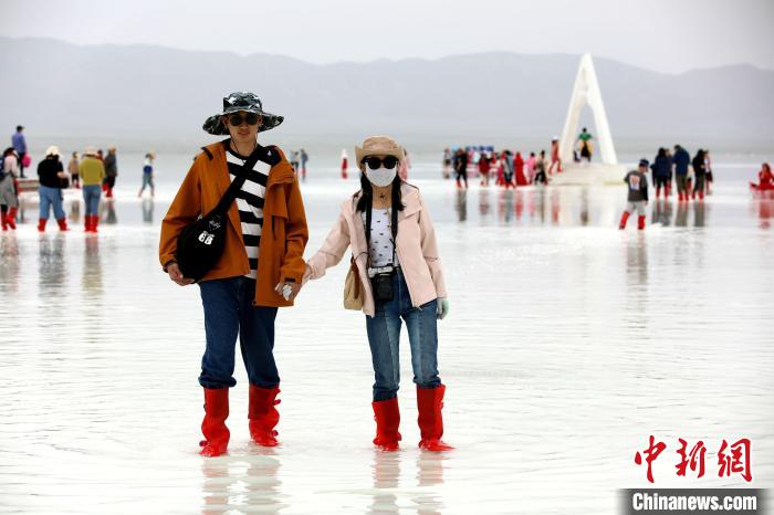 圖為游客在茶卡鹽湖之中?！⊙Φ?攝