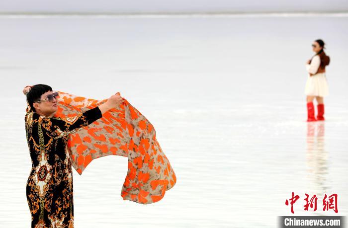 圖為游客在茶卡鹽湖拍照?！⊙Φ?攝