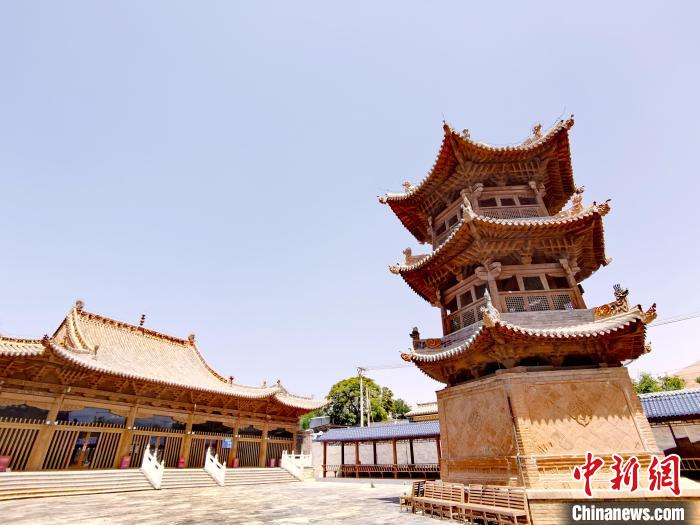 圖為阿河灘清真寺局部?！?zhí)砀?攝