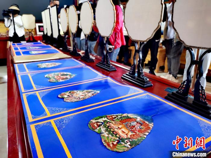 圖為唐卡延伸產品。　張?zhí)砀?攝