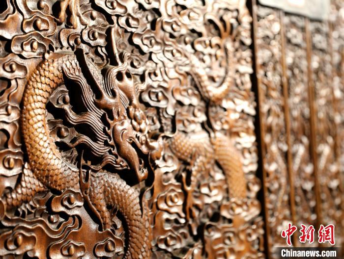 圖為青海永錄民俗博物館內(nèi)珍藏的中式家具細(xì)節(jié)展示?！⊙Φ?攝