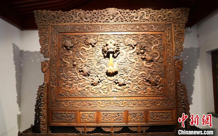 圖為青海永錄民俗博物館內(nèi)珍藏的中式家具?！⊙Φ?攝