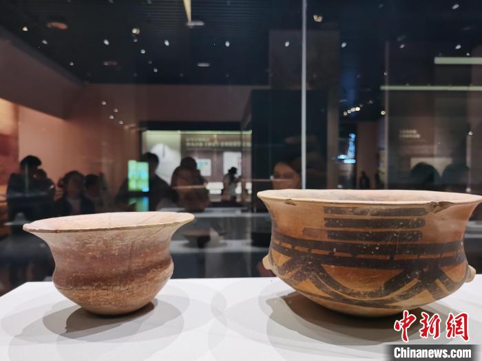 圖為河湟文化博物館展陳的陶器。　張?zhí)砀?攝