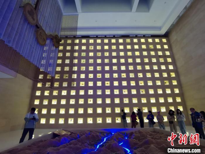 圖為河湟文化博物館序廳的左右彩陶墻放置的374件彩陶?！?zhí)砀?攝