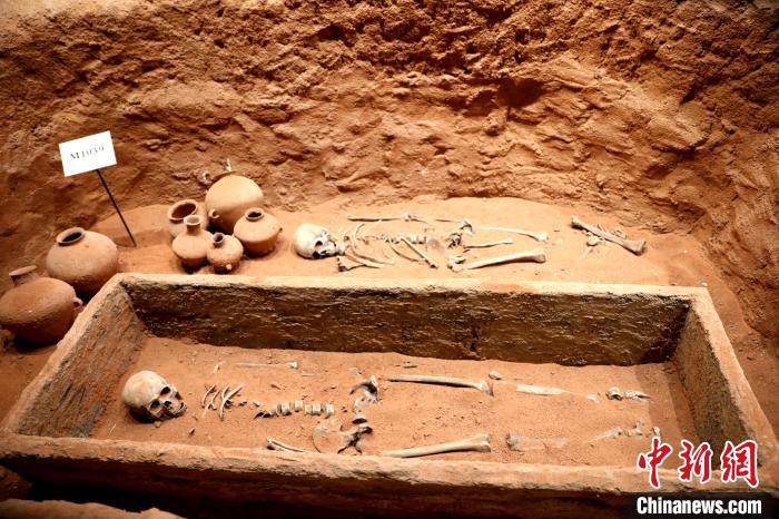 圖為河湟文化博物館復(fù)制展陳的墓葬及其彩陶陪葬品?！⊙Φ?攝