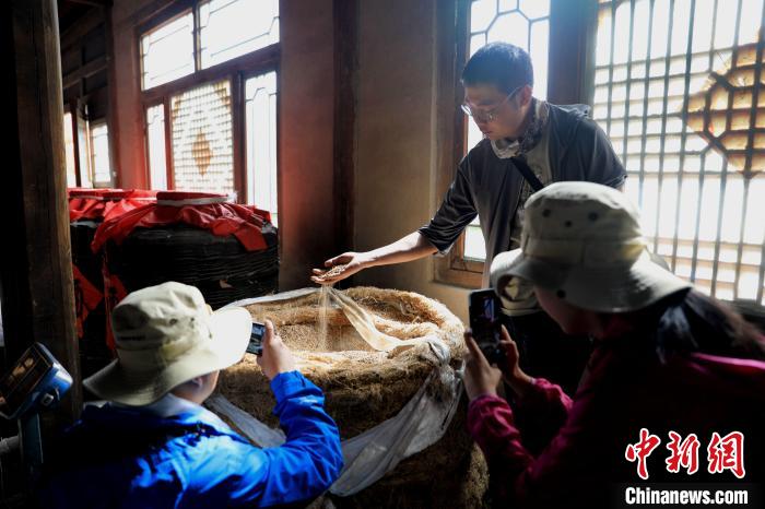 圖為青稞酒文化展示?！⊙Φ?攝