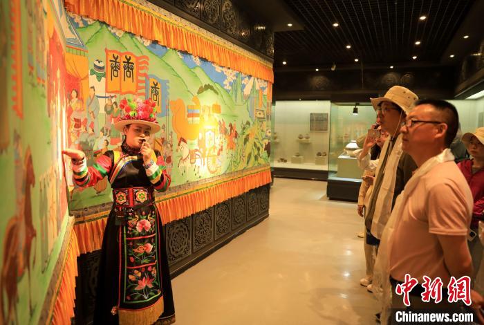 圖為媒體記者了解土族文化?！⊙Φ?攝