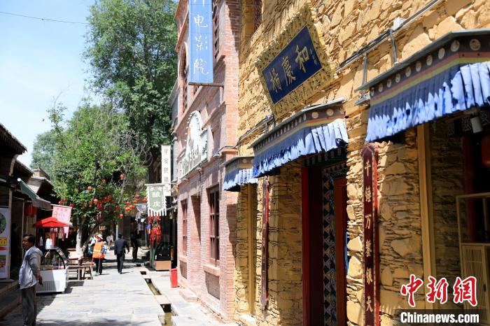 圖為平安驛·河湟民俗文化體驗地的門店?！⊙Φ?攝