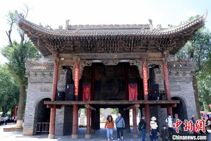 圖為平安驛·河湟民俗文化體驗地的戲樓?！⊙Φ?攝