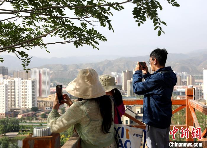 圖為媒體記者登頂朝陽(yáng)山?！⊙Φ?攝