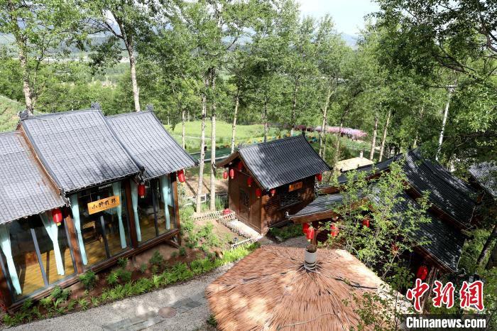 圖為景區(qū)內(nèi)依山而建的民宿。　薛蒂 攝