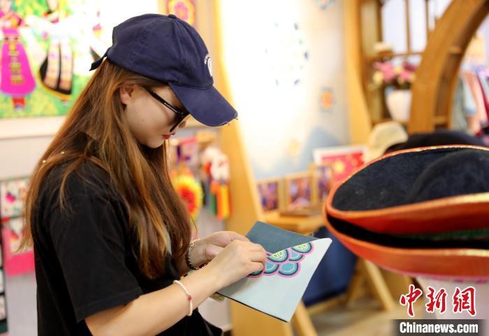 圖為民眾體驗(yàn)國家級(jí)非遺項(xiàng)目盤繡技藝?！⊙Φ?攝