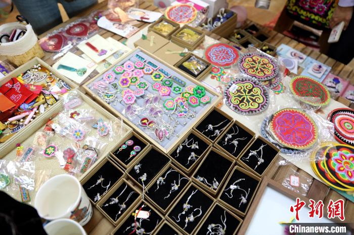 圖為盤繡作品?！⊙Φ?攝