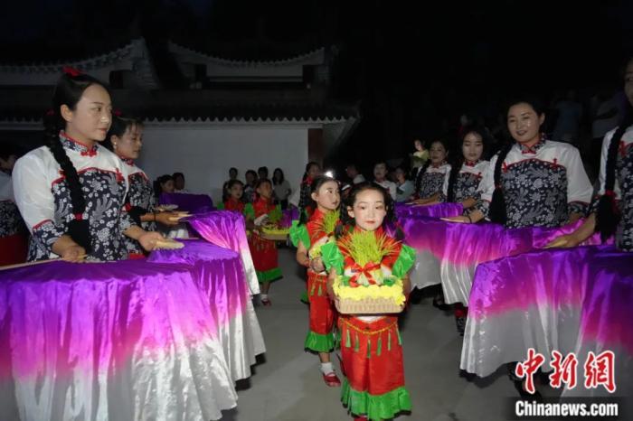 甘肅省西和縣姜席鎮(zhèn)晚霞湖畔，當(dāng)?shù)孛耖g舉行盛大的乞巧儀式。魏朵朵 攝