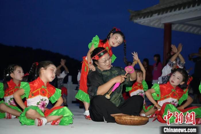 甘肅省西和縣小朋友們迎接“巧娘娘”。魏朵朵 攝