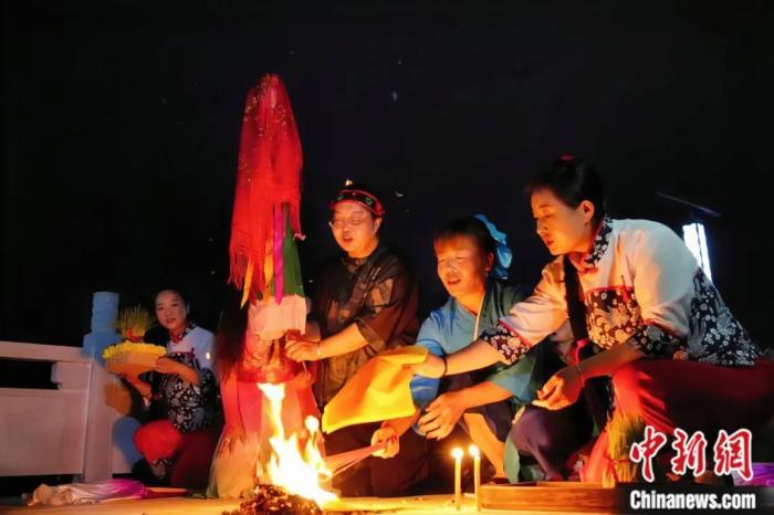 持續(xù)七天八夜的乞巧節(jié)正在西漢水上游的甘肅省西和縣進(jìn)行。西和縣姜席鎮(zhèn)晚霞湖畔，民眾“巧頭”點(diǎn)蠟、炷香、焚裱紙、跪拜，準(zhǔn)備將“巧娘娘”請進(jìn)院。魏朵朵 攝