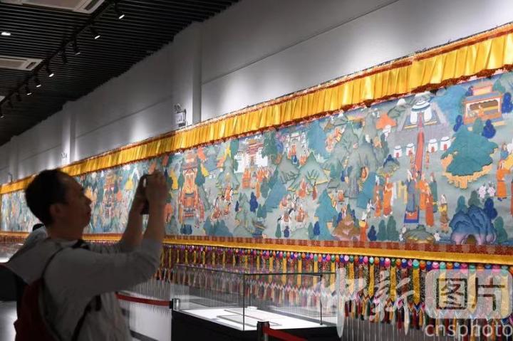 圖為觀眾觀看唐卡《涼州會盟》。 中新社記者 戴文昌 攝