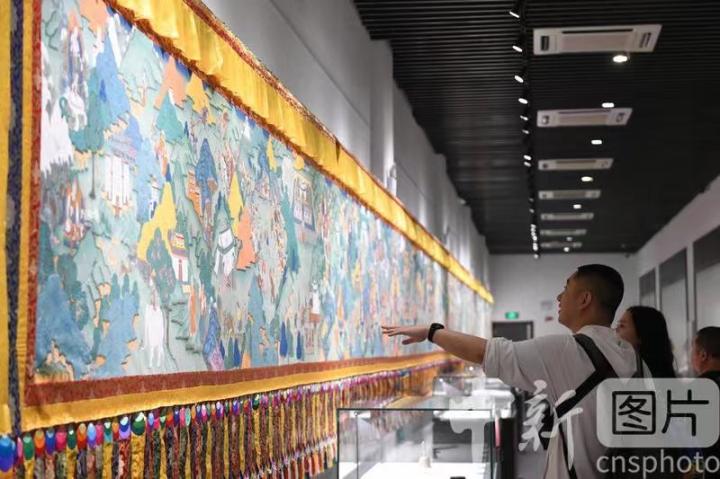 圖為觀眾參觀唐卡《涼州會盟》。 中新社記者 戴文昌 攝