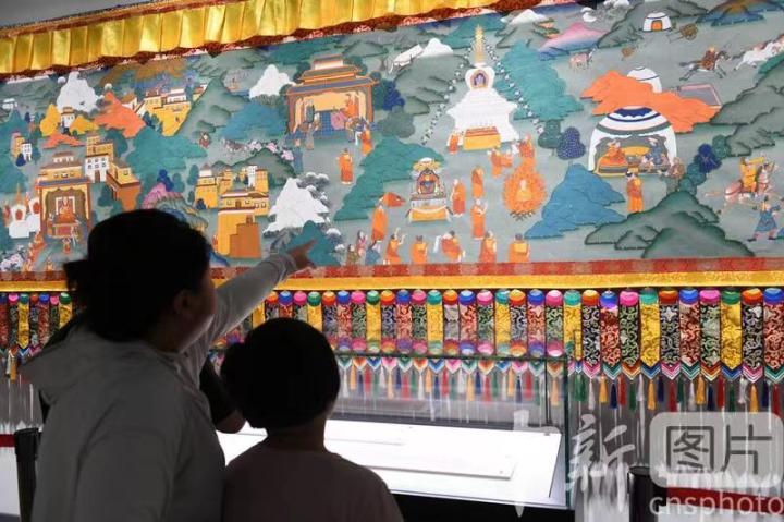 圖為觀眾觀看唐卡《涼州會盟》。 中新社記者 戴文昌 攝