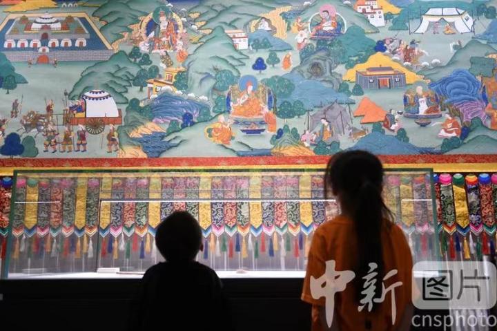 圖為觀眾參觀唐卡《涼州會盟》。 中新社記者 戴文昌 攝