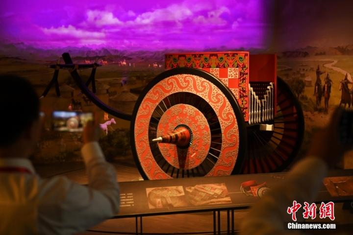 8月16日，甘肅省天水市張家川回族自治縣馬家塬車輿博物館內(nèi)，游客拍攝等比例的戰(zhàn)國(guó)西戎車輿復(fù)制品。