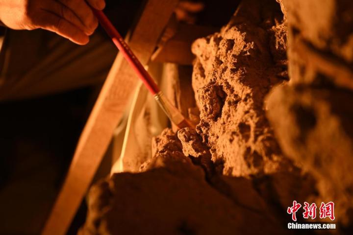 8月25日，文物修復(fù)師牟常有進(jìn)行文物修復(fù)工作。