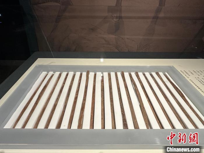 圖為甘肅簡牘博物館展陳的漢簡。中新社記者 戴文昌 攝