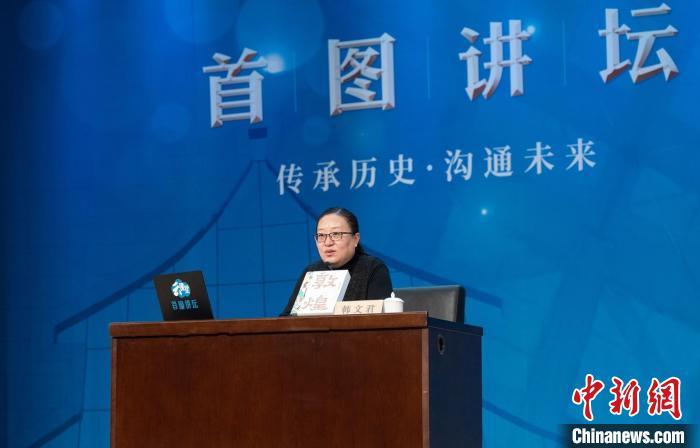 敦煌研究院文化弘揚(yáng)部講解科科長(zhǎng)韓文君。　湖南文藝出版社供圖