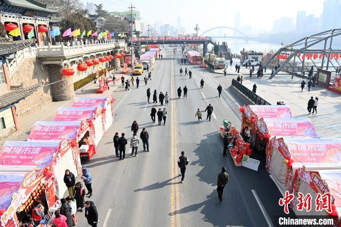 1月30日，蘭州黃河畔的年貨集市吸引顧客選購(gòu)年貨。九美旦增 攝</p><p>
