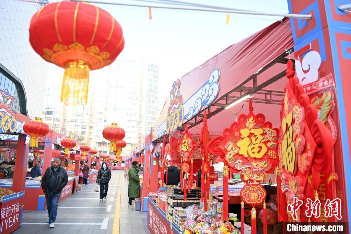 1月30日，蘭州街頭琳瑯滿目的年貨吸引顧客選購(gòu)。九美旦增 攝</p><p>