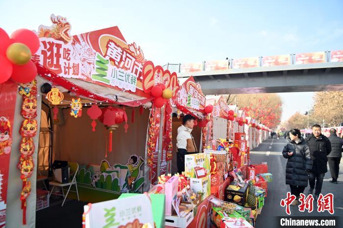 1月30日，蘭州黃河畔的年貨集市吸引顧客選購(gòu)年貨。九美旦增 攝</p><p>