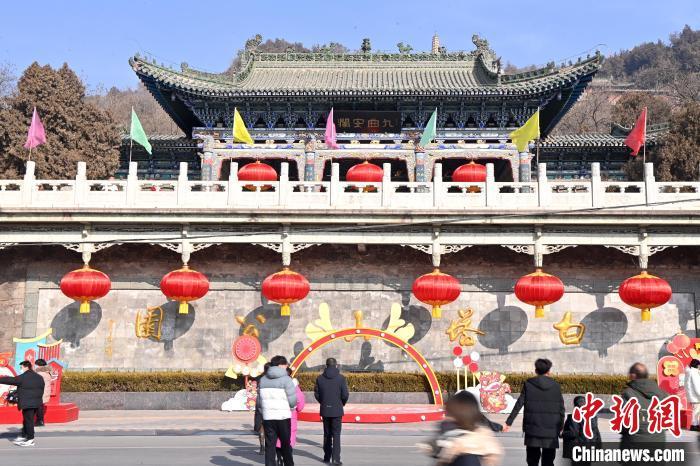 1月30日，裝扮一新的蘭州白塔山公園節(jié)日氛圍濃厚。九美旦增 攝</p><p>