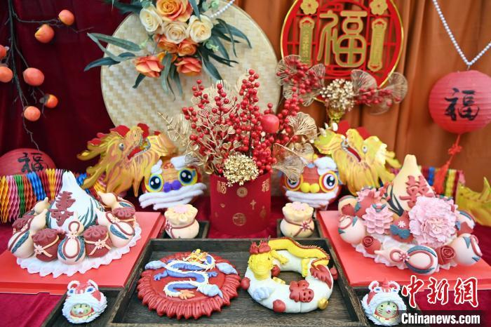 1月25日，春節(jié)臨近，蘭州一花饃店“龍”元素花饃熱銷(xiāo)。圖為展出的“龍”元素花饃。九美旦增 攝