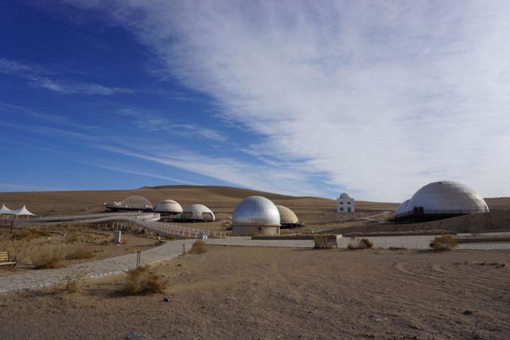 2023年11月28日拍攝的甘肅省武威市民勤縣“摘星小鎮(zhèn)”一角。新華社記者 賈釗 攝