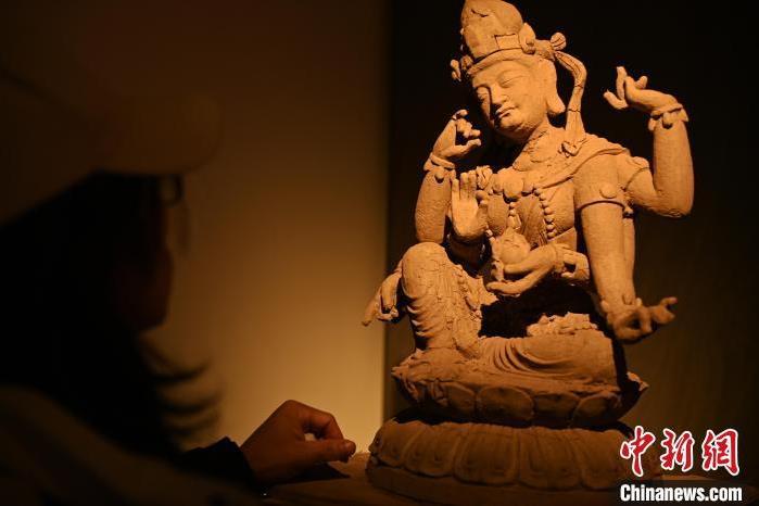 圖為季茂杰觀察自己創(chuàng)作的敦煌木雕。李亞龍 攝