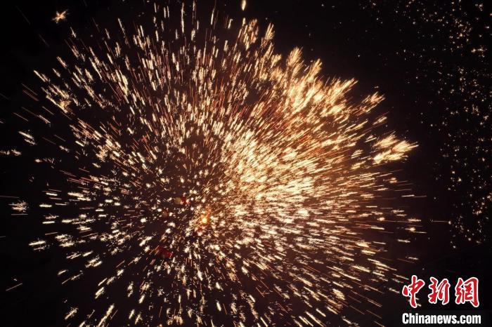 據(jù)悉，“花”與“發(fā)”諧音，取“打花打花，越打越發(fā)”之意?！按蜩F花”不僅蘊(yùn)含著人們祈福納祥的美好愿望，也展現(xiàn)了民間生鐵冶煉傳統(tǒng)技藝的工匠精神。侯奇志 攝