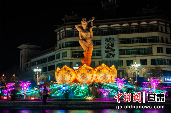 2024年春節(jié)期間，敦煌市中心盤旋路上的反彈琵琶燈組。王斌銀 攝